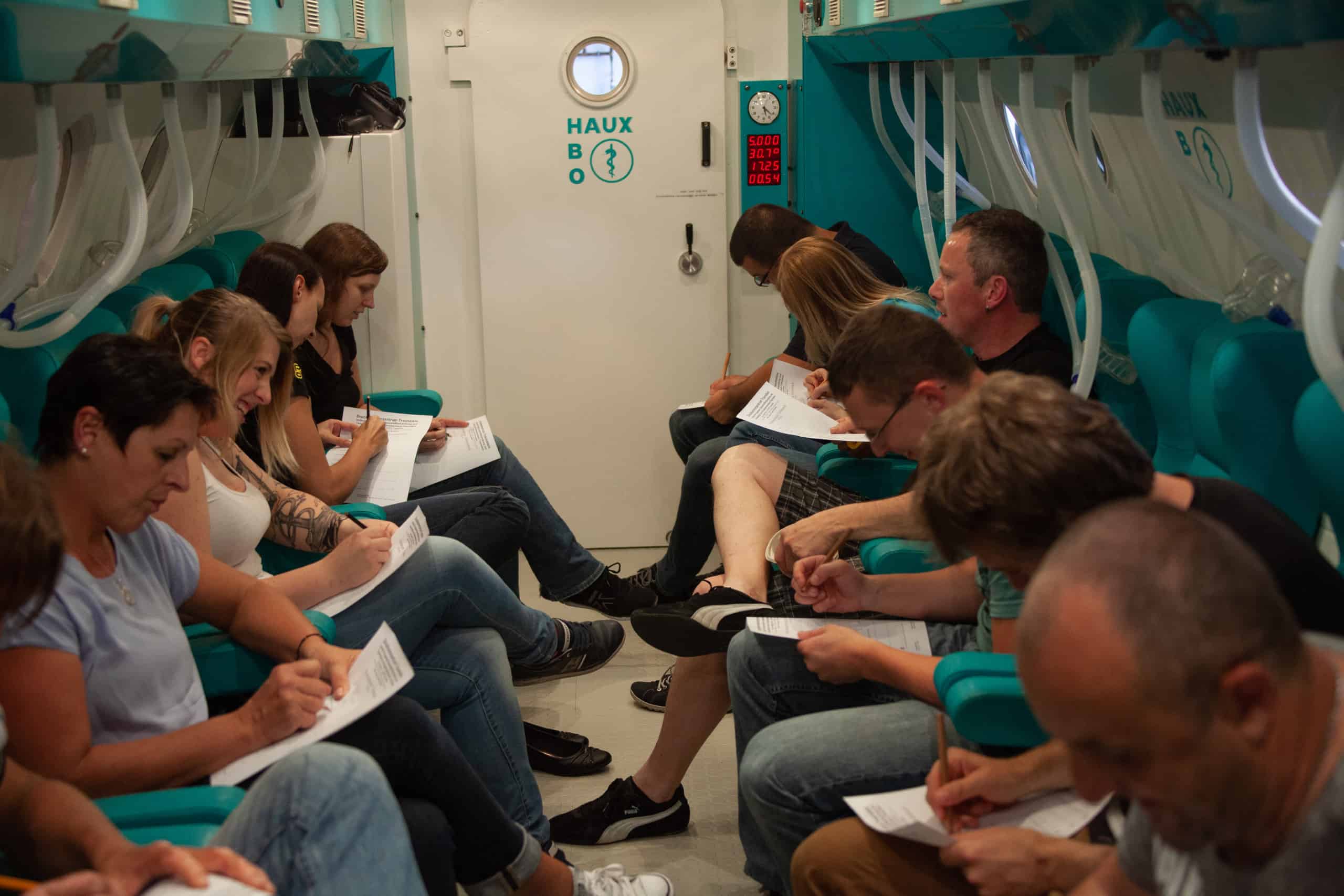 Menschen in Druckkammer