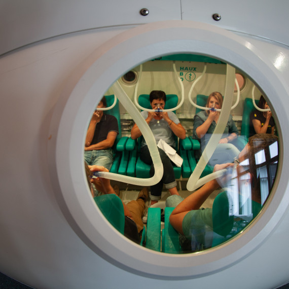 Menschen in Druckkammer