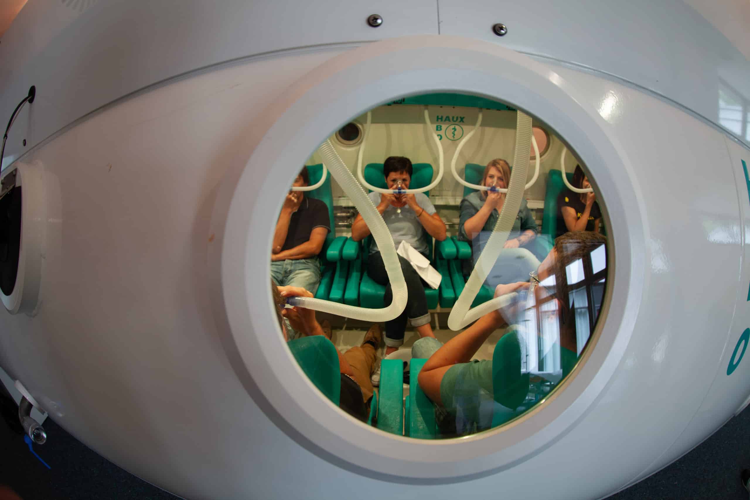 Menschen in Druckkammer