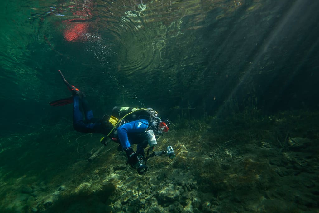 Ein Taucher über See-Boden im Fernsteinsee