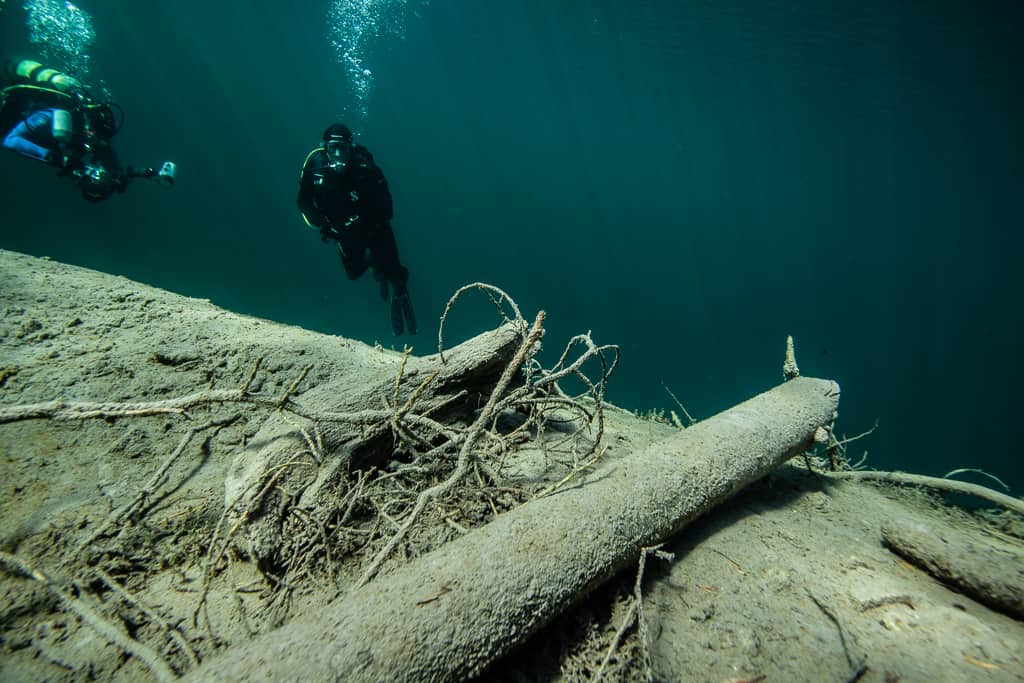 Zwei Taucher über See-Boden im Fernsteinsee