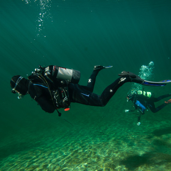 Zwei Taucher über See-Boden im Fernsteinsee