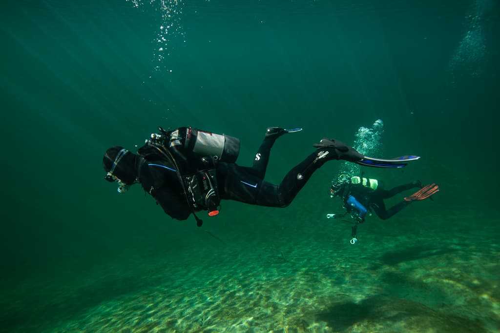 Zwei Taucher über See-Boden im Fernsteinsee