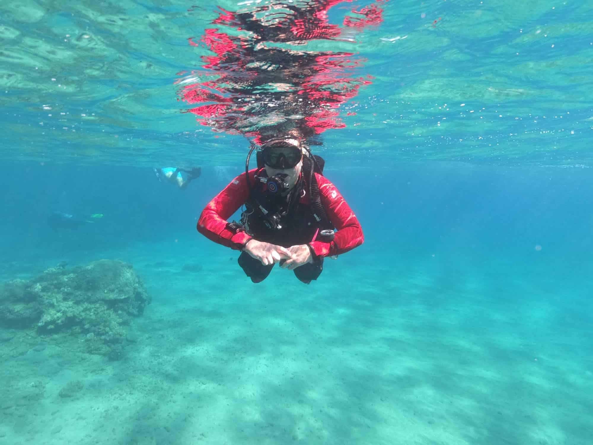 Taucher unter Wasseroberfläche