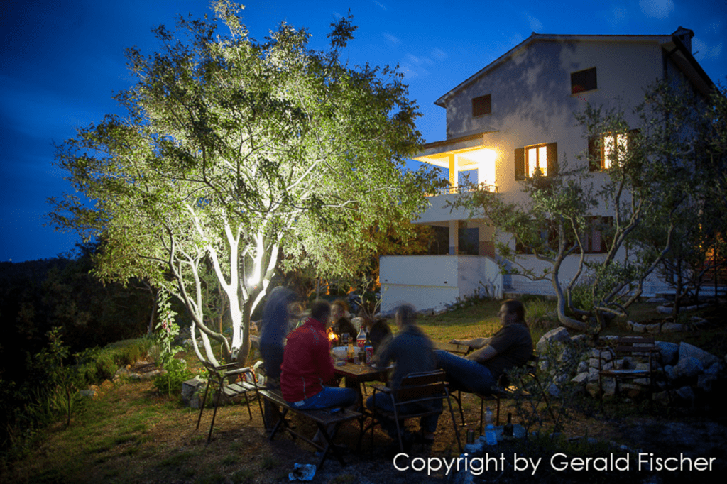 Beisammensein Abends im Garten in Sveta Marina