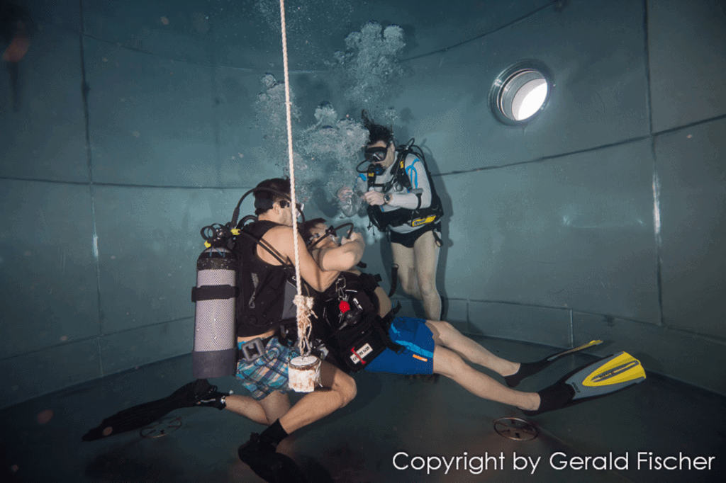 Drei Taucher im Tauchturm in Graz Seiersberg