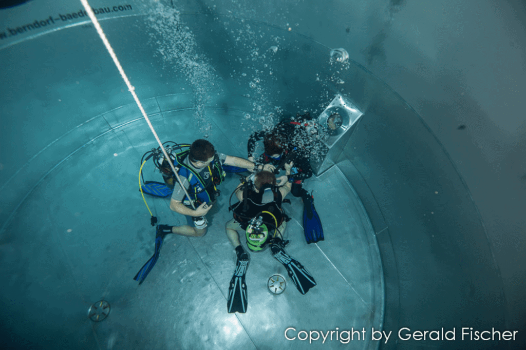 Drei Taucher im Tauchturm in Graz Seiersberg