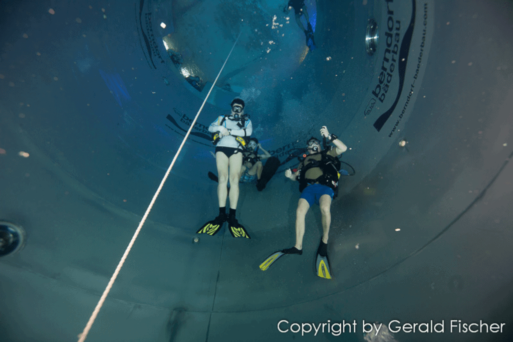 Zwei Taucher im Tauchturm in Graz Seiersberg