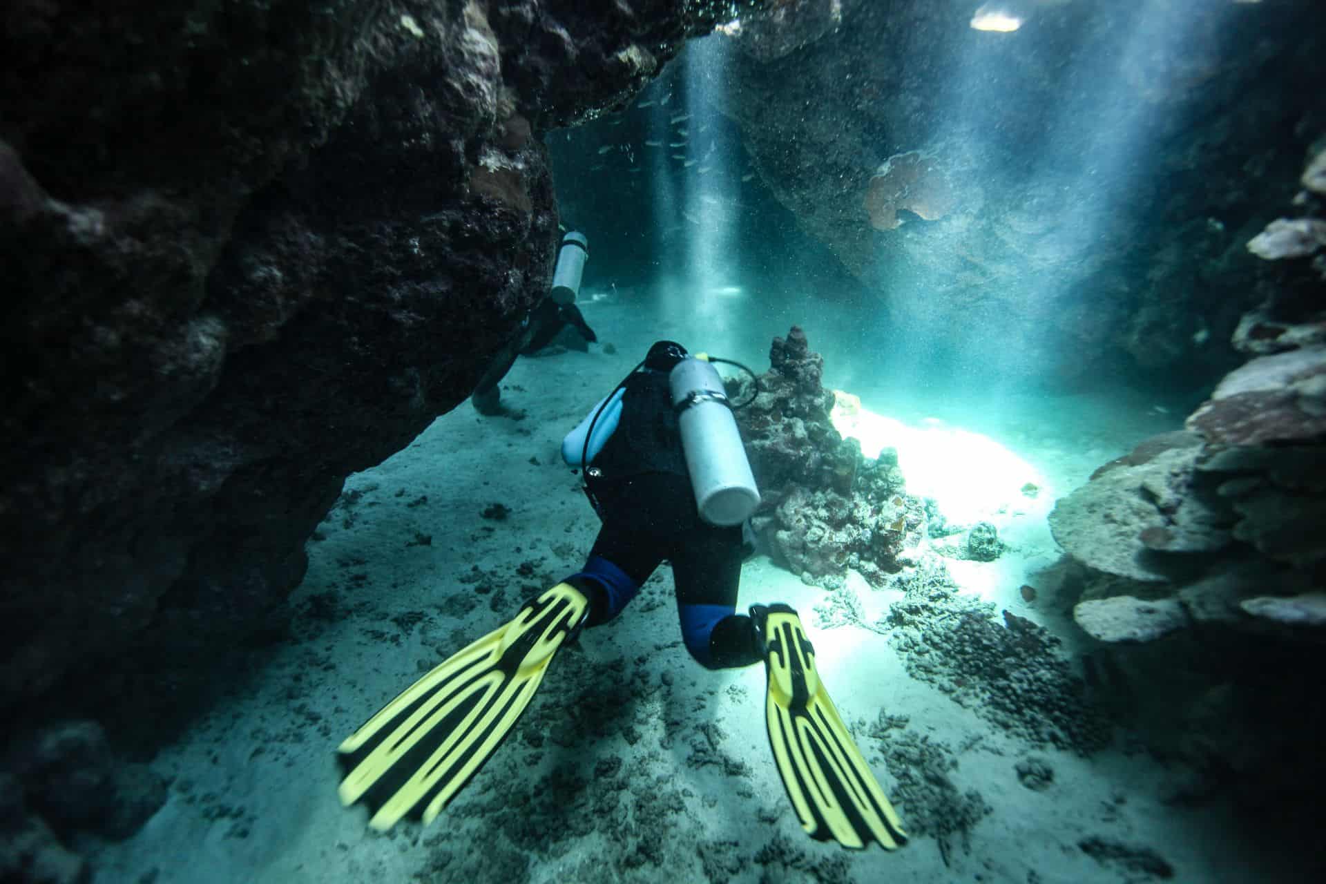 Zwei Taucher in Felsspalte in Ägypten 2017