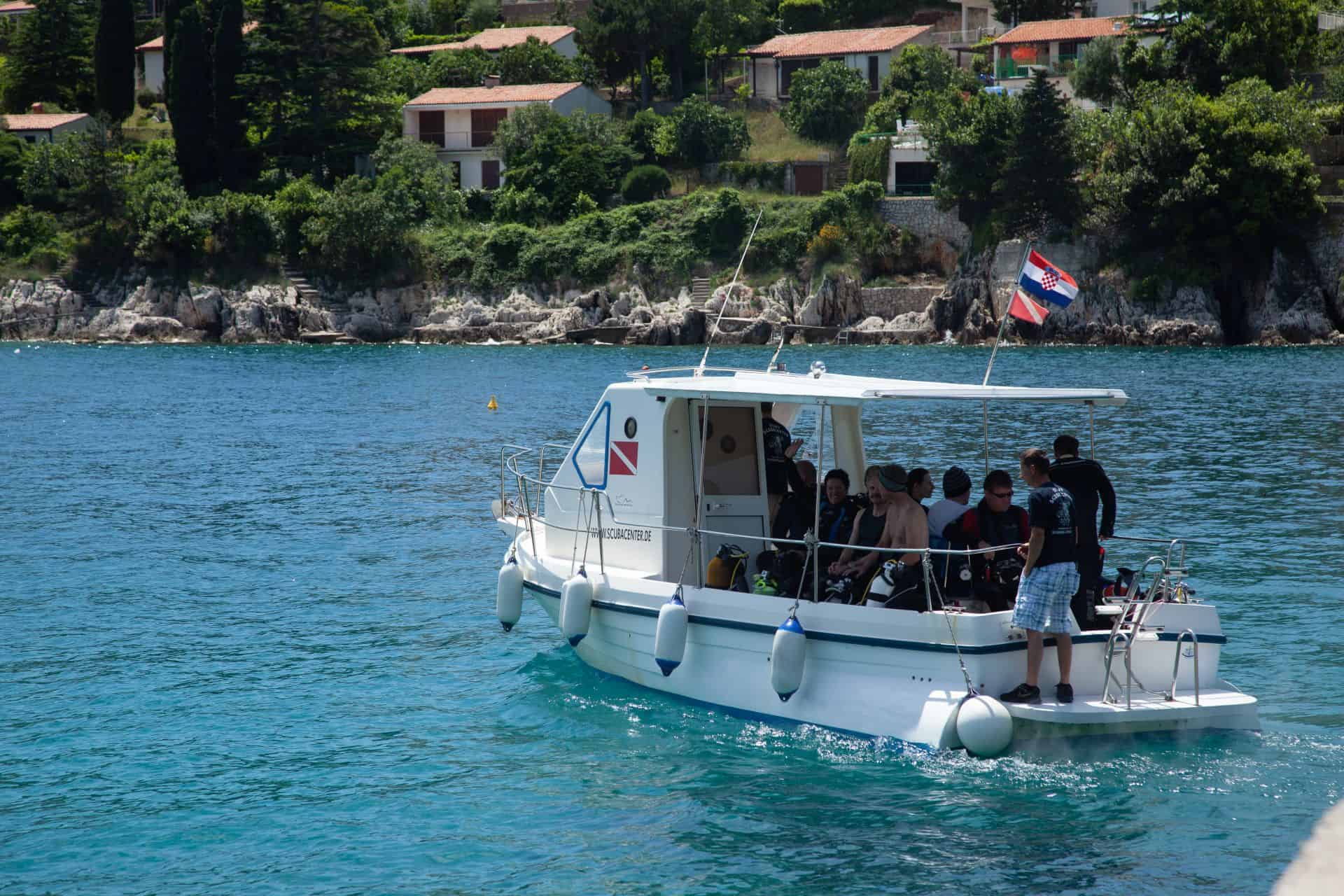 Taucher in Boot in Labin 2014