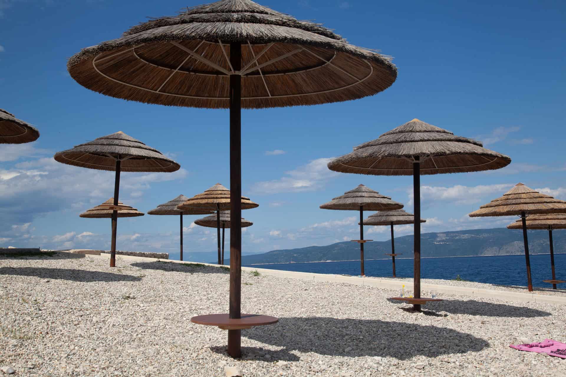 Strand mit Sonnenschirmen in Labin 2014