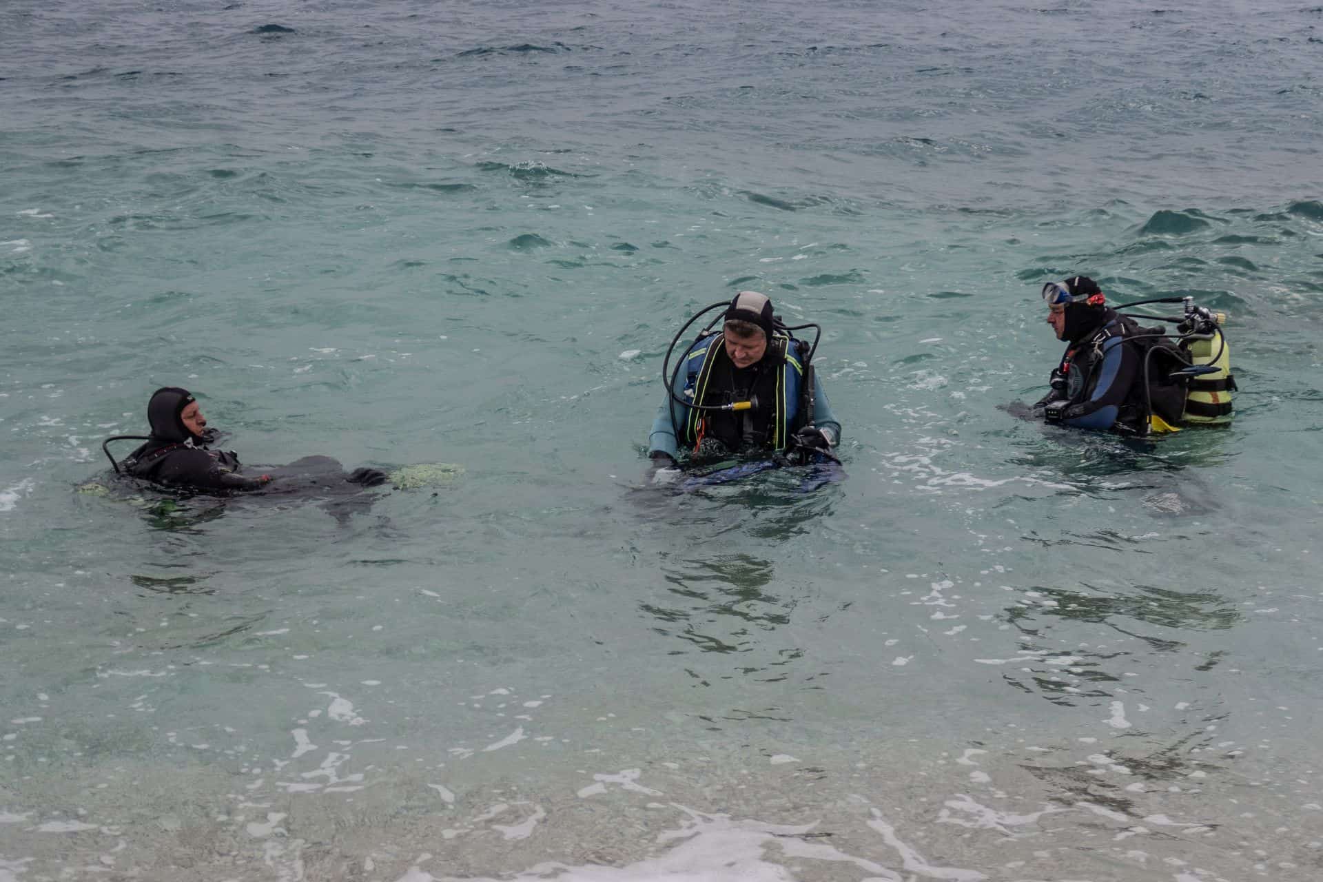 Drei Taucher halb im Wasser in Rabac 2018