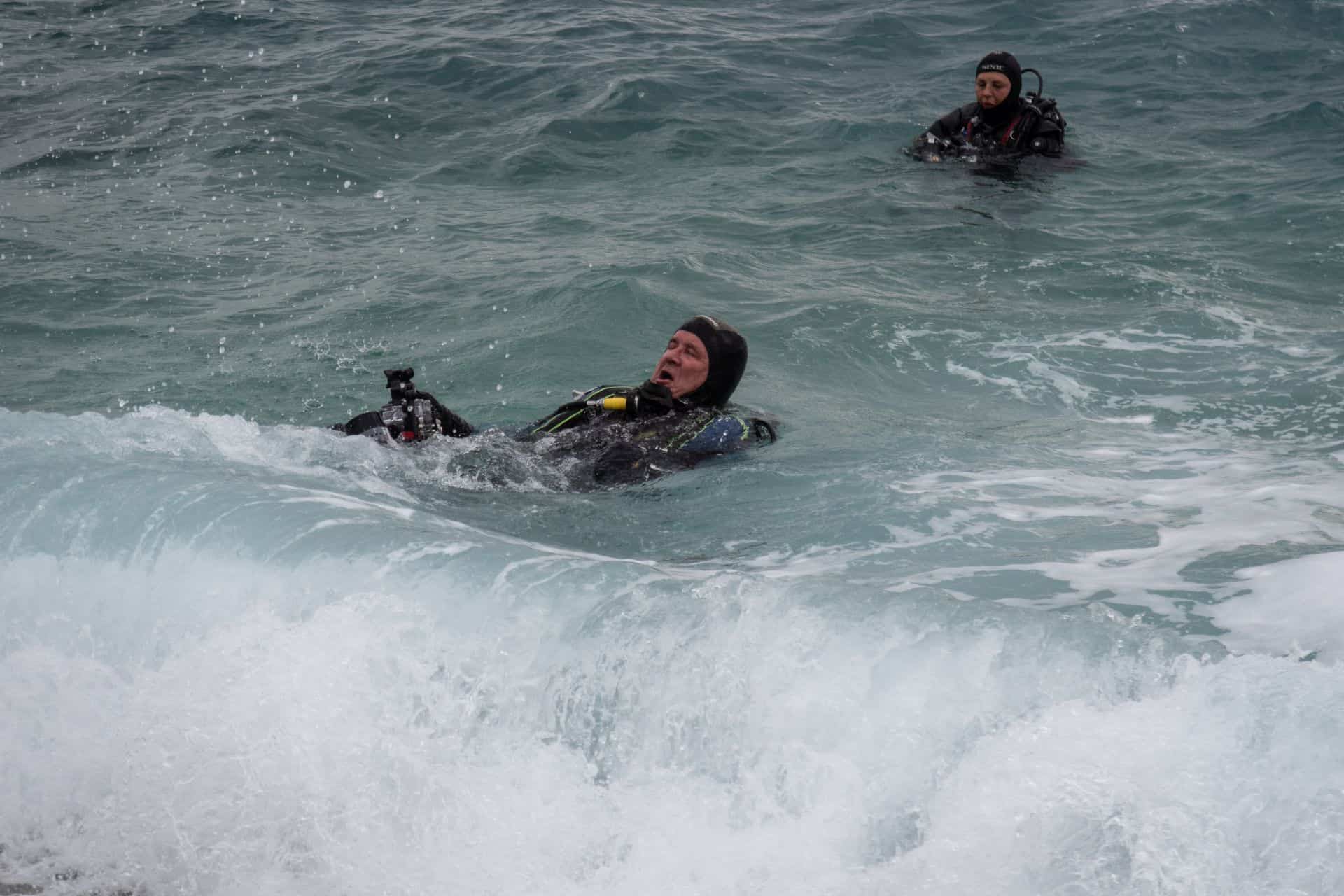 Zwei Taucher an der Wasseroberfläche in Rabac 2018