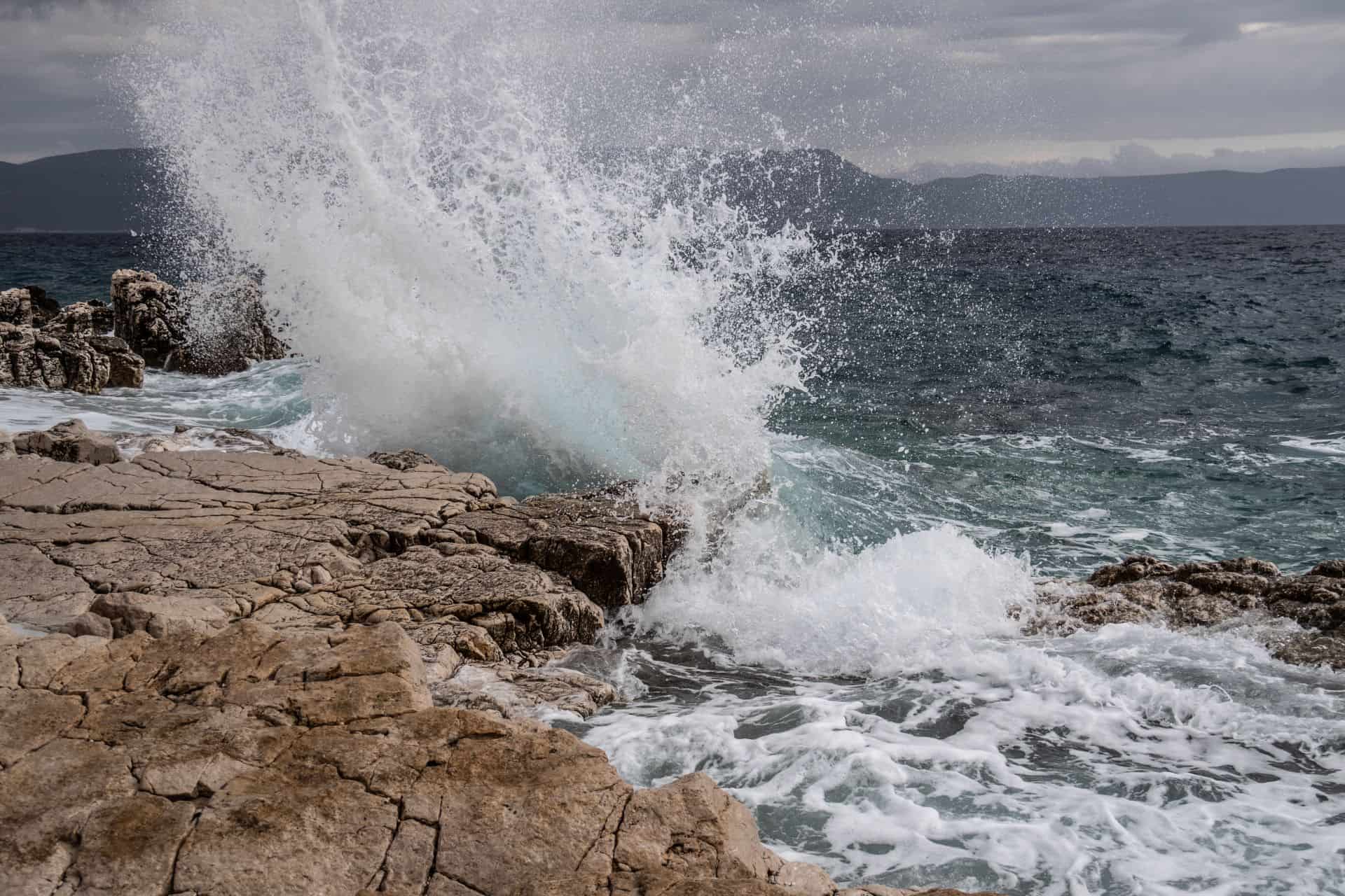 Felsküste mit Flut-Wasser in Rabac 2018