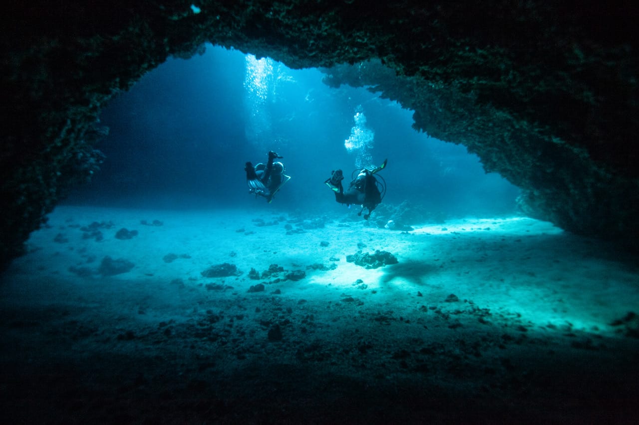 Zwei Taucher in Felshöhle Vranjak 2015