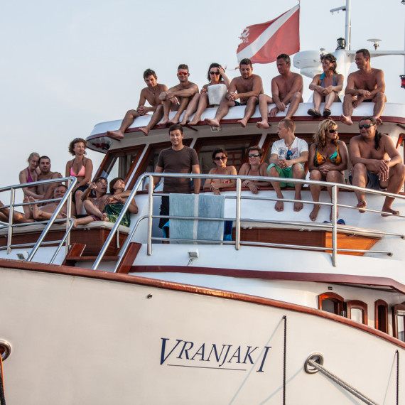 Gruppe Taucher in Boot Vranjak 2015
