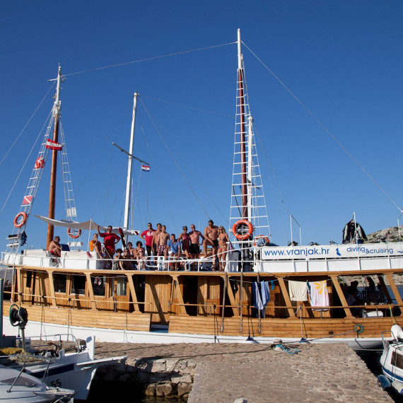 Gruppe Taucher auf nostalgischer Vranjak 2011