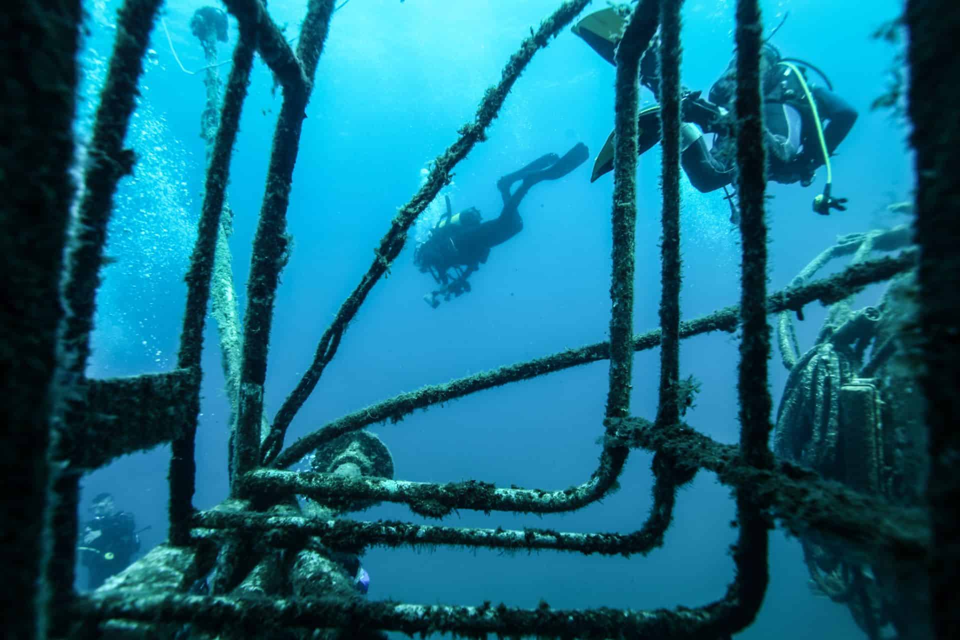 Zwei Taucher bei Schiffswrack Vranjak 2015