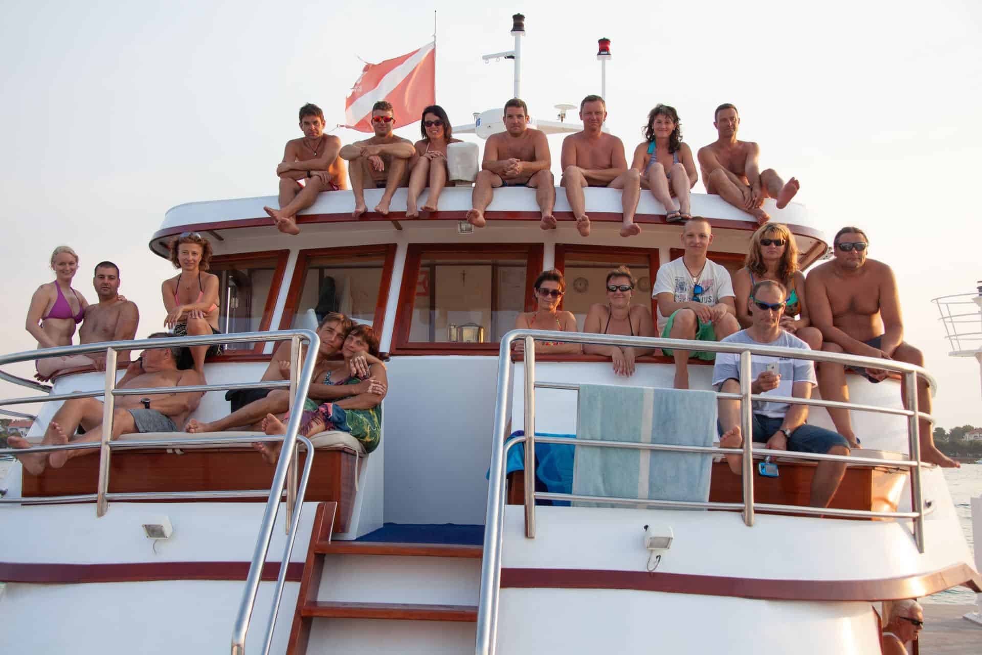 Gruppe Taucher in Boot Vranjak 2015
